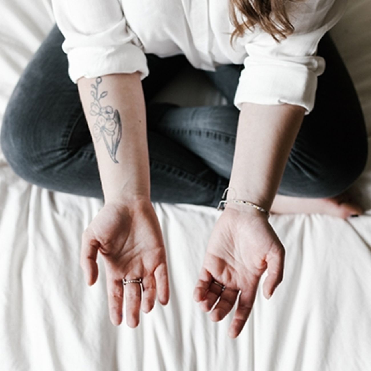 Meisje laat tatoeage zien